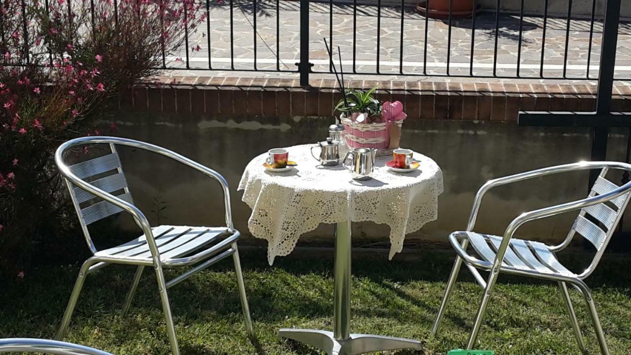 A Casa Di Desideria Hotell Monsampolo Del Tronto Eksteriør bilde